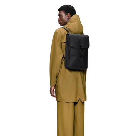 Zaino Rains Puffed Backpack Mini nero impermeabile 13020. Zainetto imbottito porta PC 13 pollici in tessuto idrorepellente opaco con chiusura a moschettone e tasca per telefono, zaino casual e moderno per la pioggia.