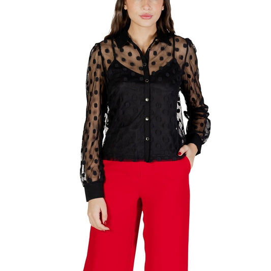 Camicia Morgan De Toi donna nera a pois con bottoni maniche lunghe scollo tondo colletto classico 100% poliestere - vista frontale indossata da modello figura intera
