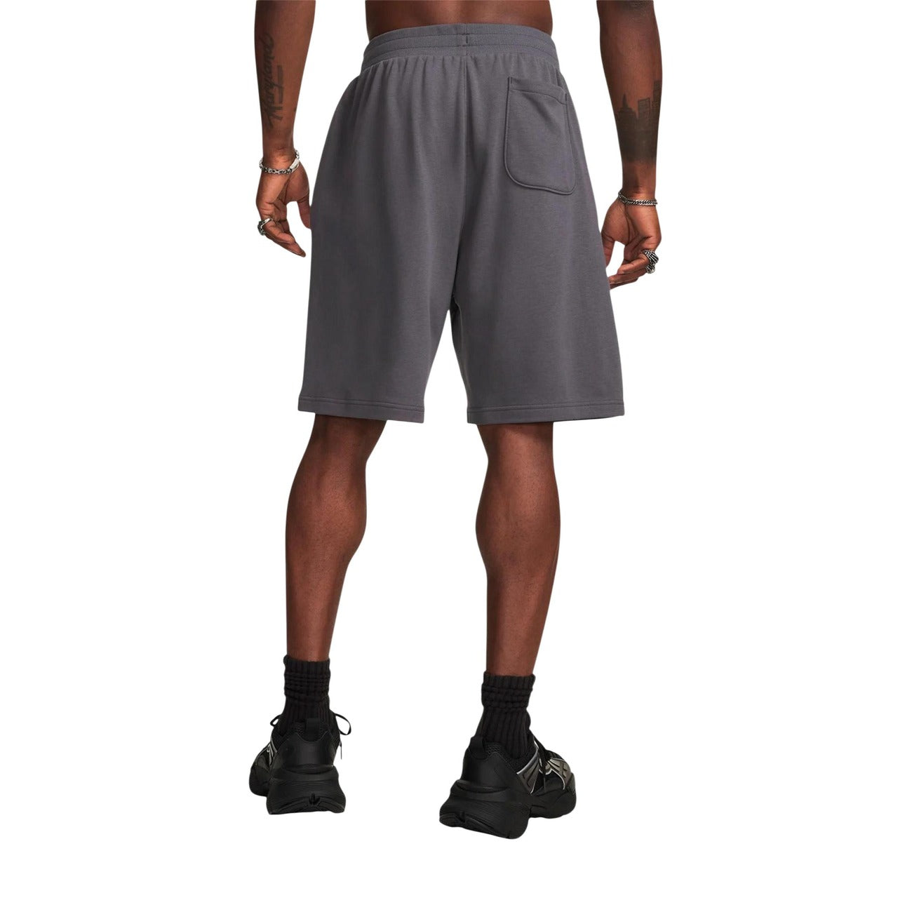 Bermuda Uomo Grigi Under Armour Sportivi; Pantaloncino in spugna leggera misto cotone con stampa logo laterale. Vita elastica, tasche laterali e tasca posteriore, stile activewear e tempo libero. Posteriore 