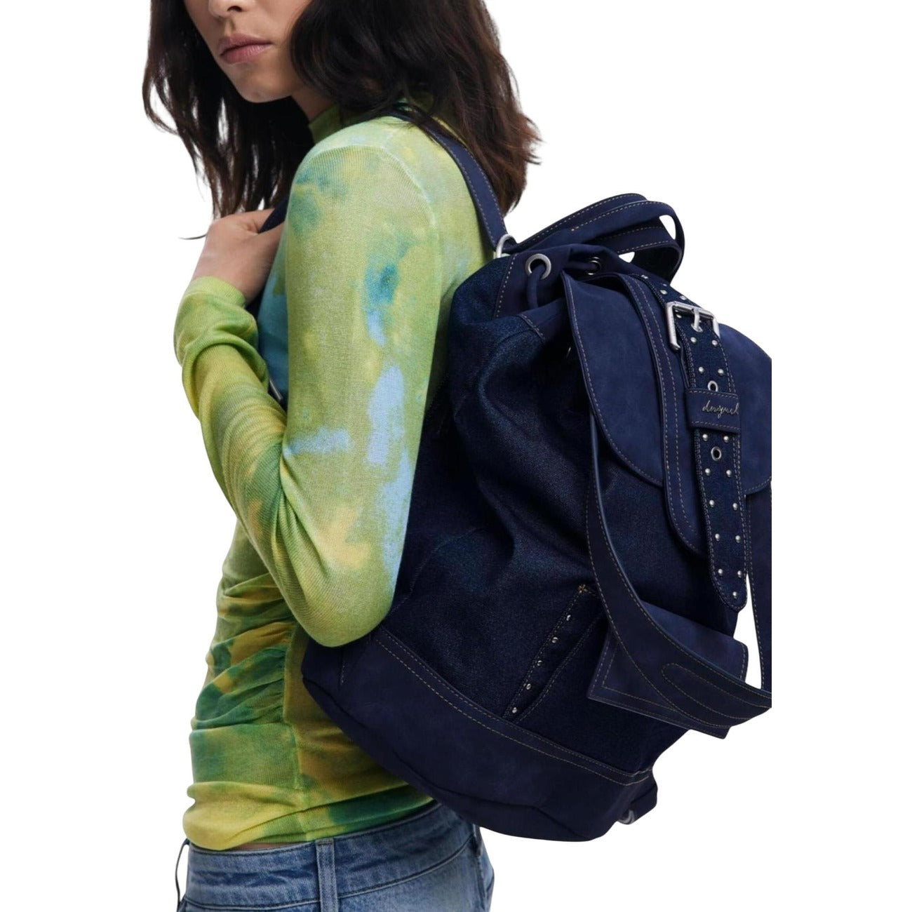 Zaino Desigual Blu; Texture mista con ricami e borchie. Chiusura a zip e fibbia, tasca frontale esterna, spallacci regolabili. Dimensioni 38x26x20 cm. Design casual-ricercato 4 stagioni. Indossato da modella
