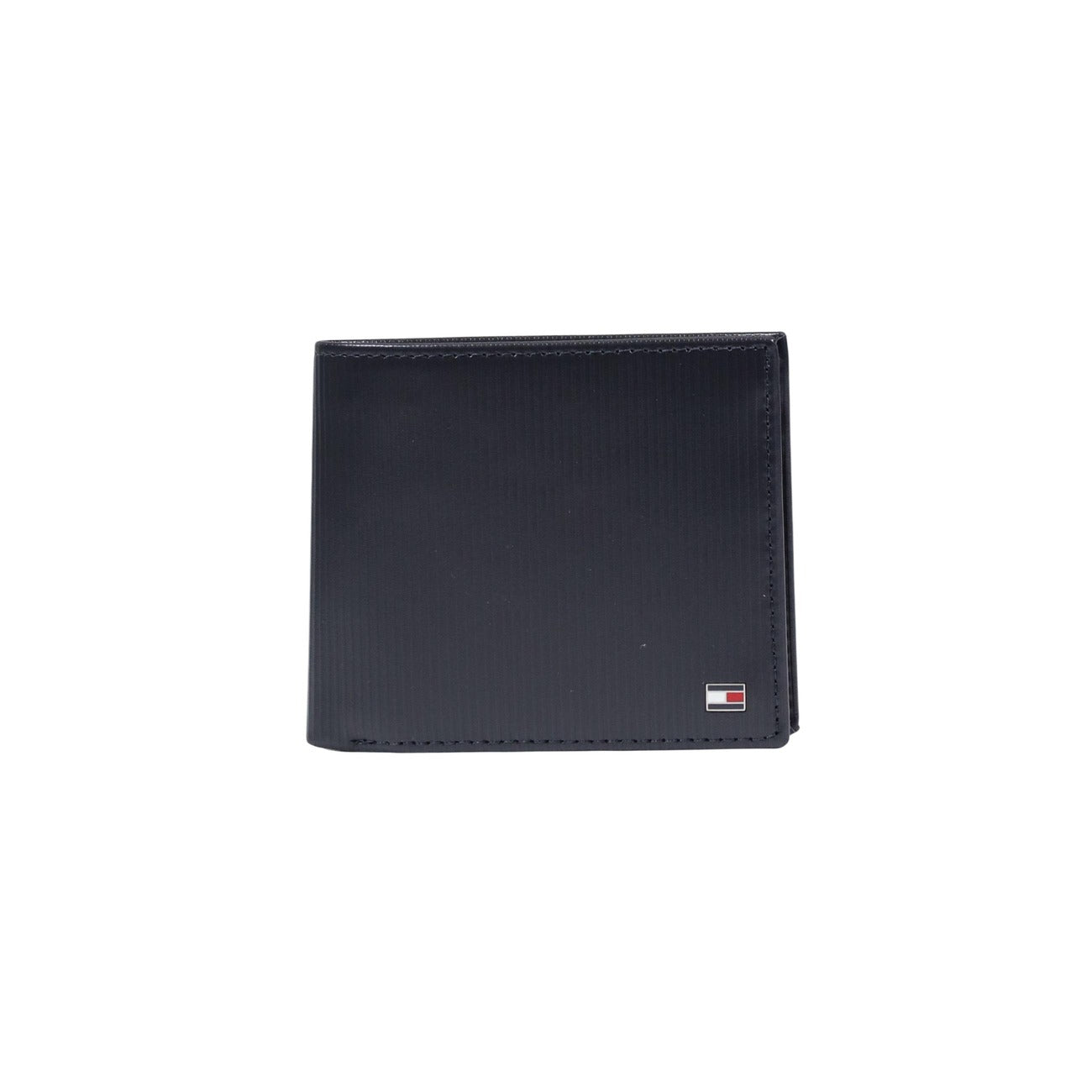 Portafoglio uomo Tommy Hilfiger; 100% Pelle Blu Navy. Portamonete a bottone, texture rigata, logo in metallo. Formato standard capiente, stile classico 4 stagioni. Vista frontale 