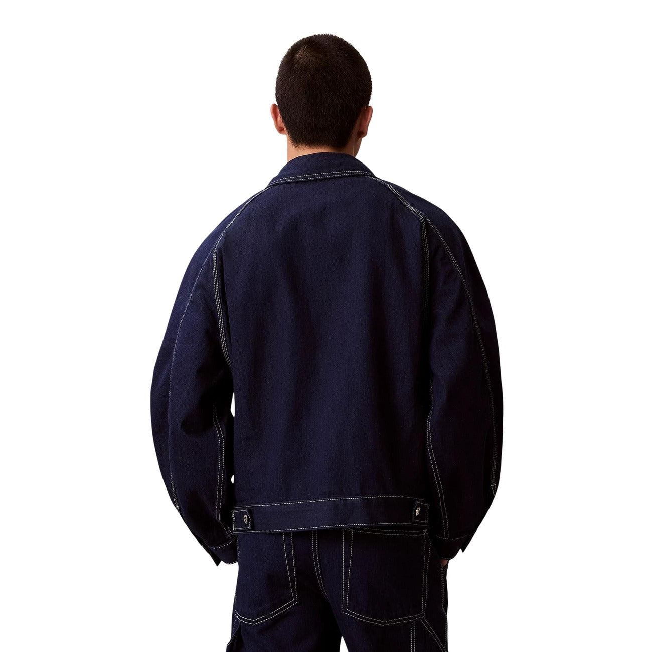 Giacca Calvin Klein Jeans uomo blu in denim - vista posteriore retro indossata da modello
