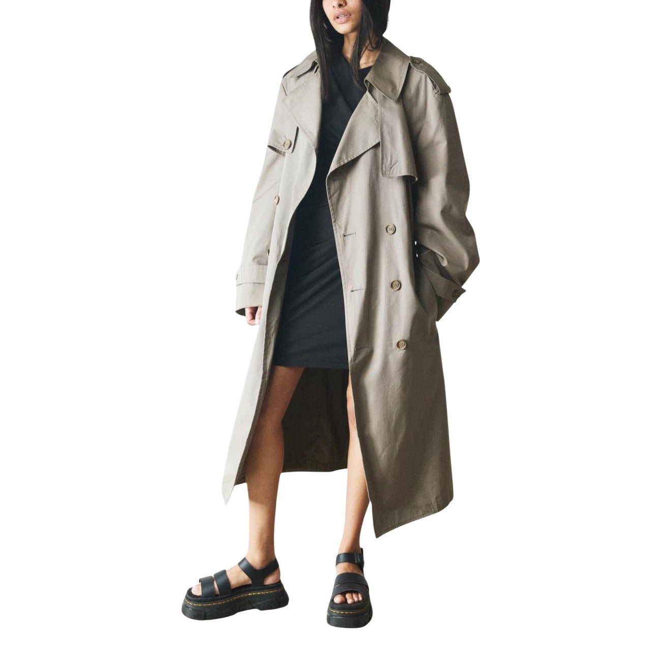 Sandali Dr. Martens donna neri con fibbia plateau - vista frontale indossati da modello