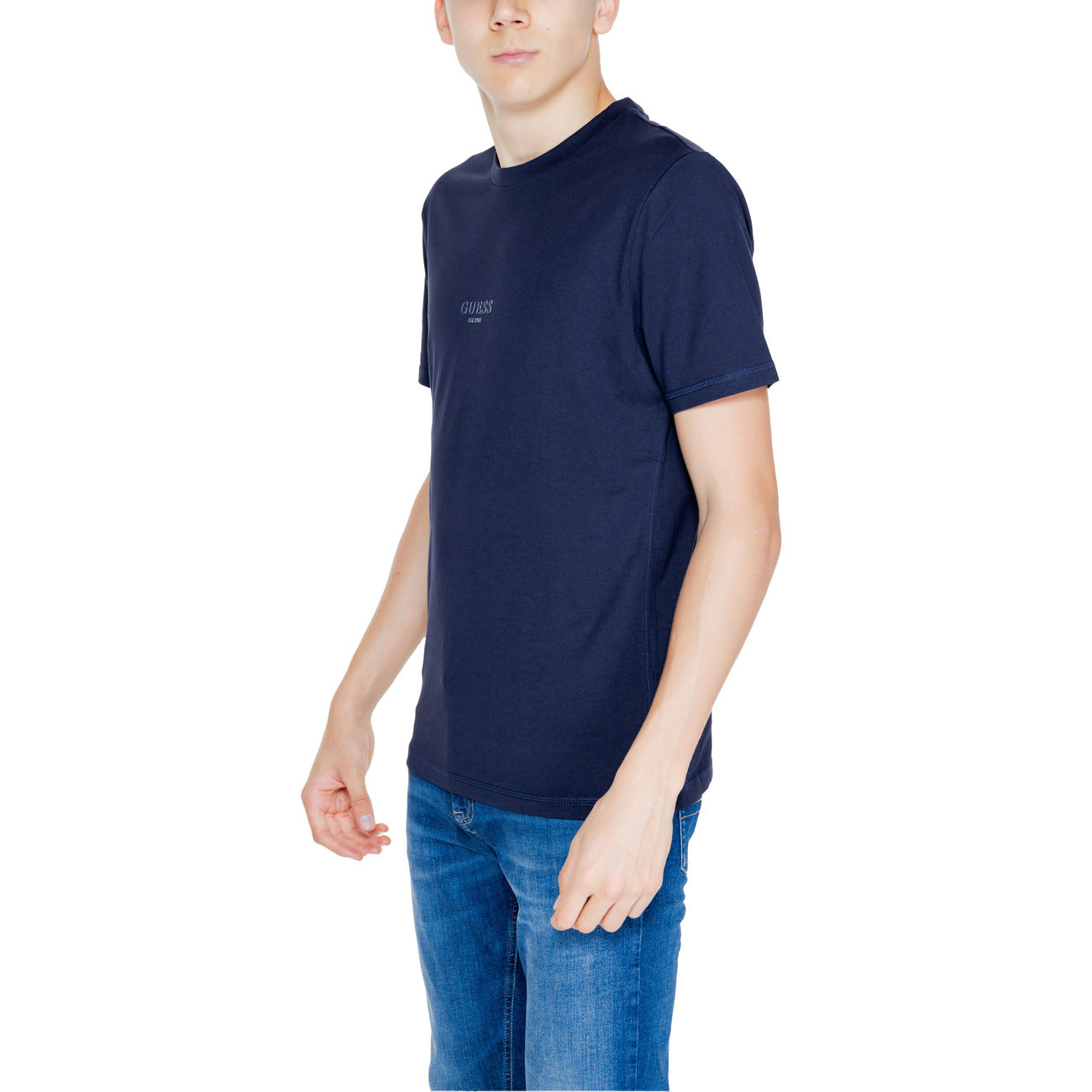 Scopri lo stile con la T-shirt blu scuro in cotone. Un girocollo accentua la silhouette slim fit, mentre il tessuto in jersey assicura un comfort imbattibile. Un piccolo logo frontale dona un tocco di classe. Perfetta per un look casual nei weekend. Vista frontale laterale 