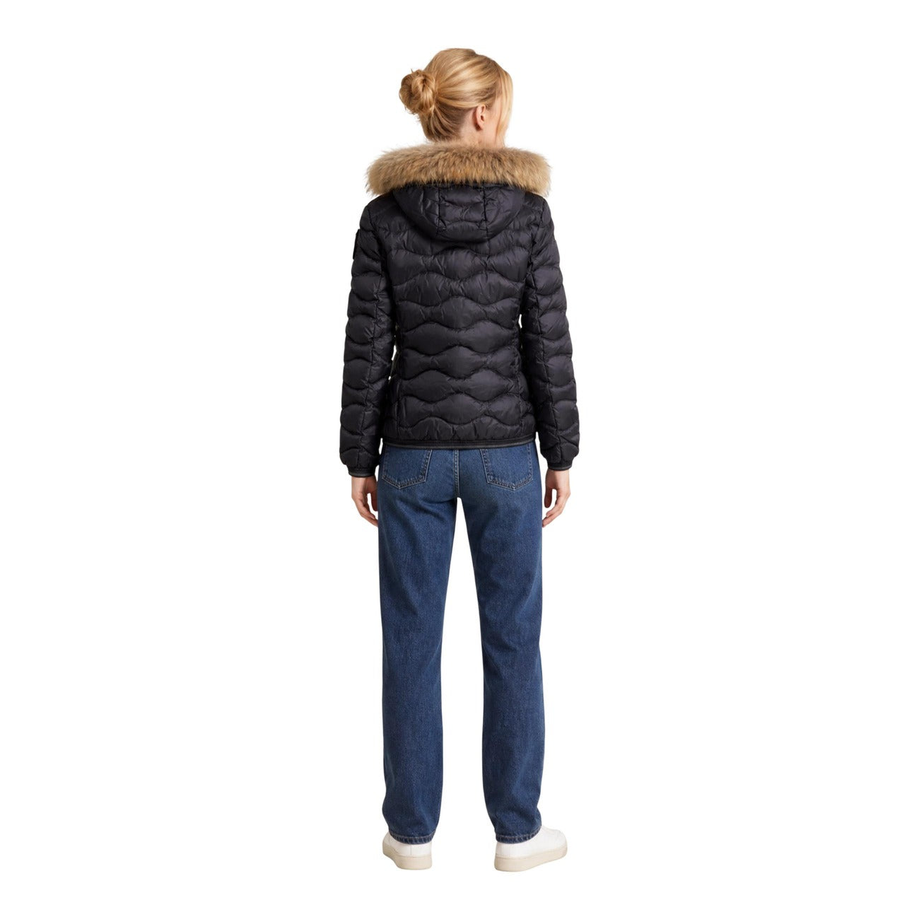 Piumino donna Blauer nero ecopelliccia Aldie 26WBLDC03034. Giubbotto corto da donna nero slim fit trapuntato a onde con cappuccio in pelliccia sintetica, zip doppio cursore e logo Blauer sulla manica, giacca invernale calda casual chic.