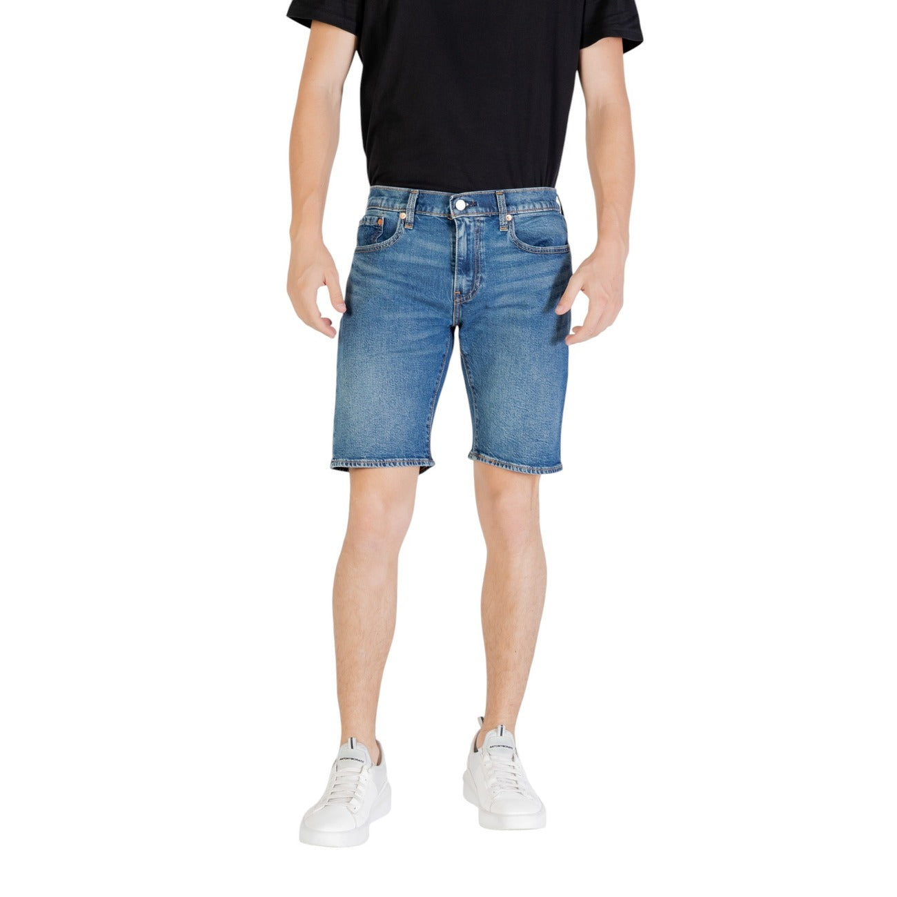 Pantaloncini Levi's 405 Standard Shorts, colore blu denim medio, orlo sfrangiato e vestibilità regular; composizione 99% cotone e 1% elastane con chiusura a bottone e zip. Vista frontale 
