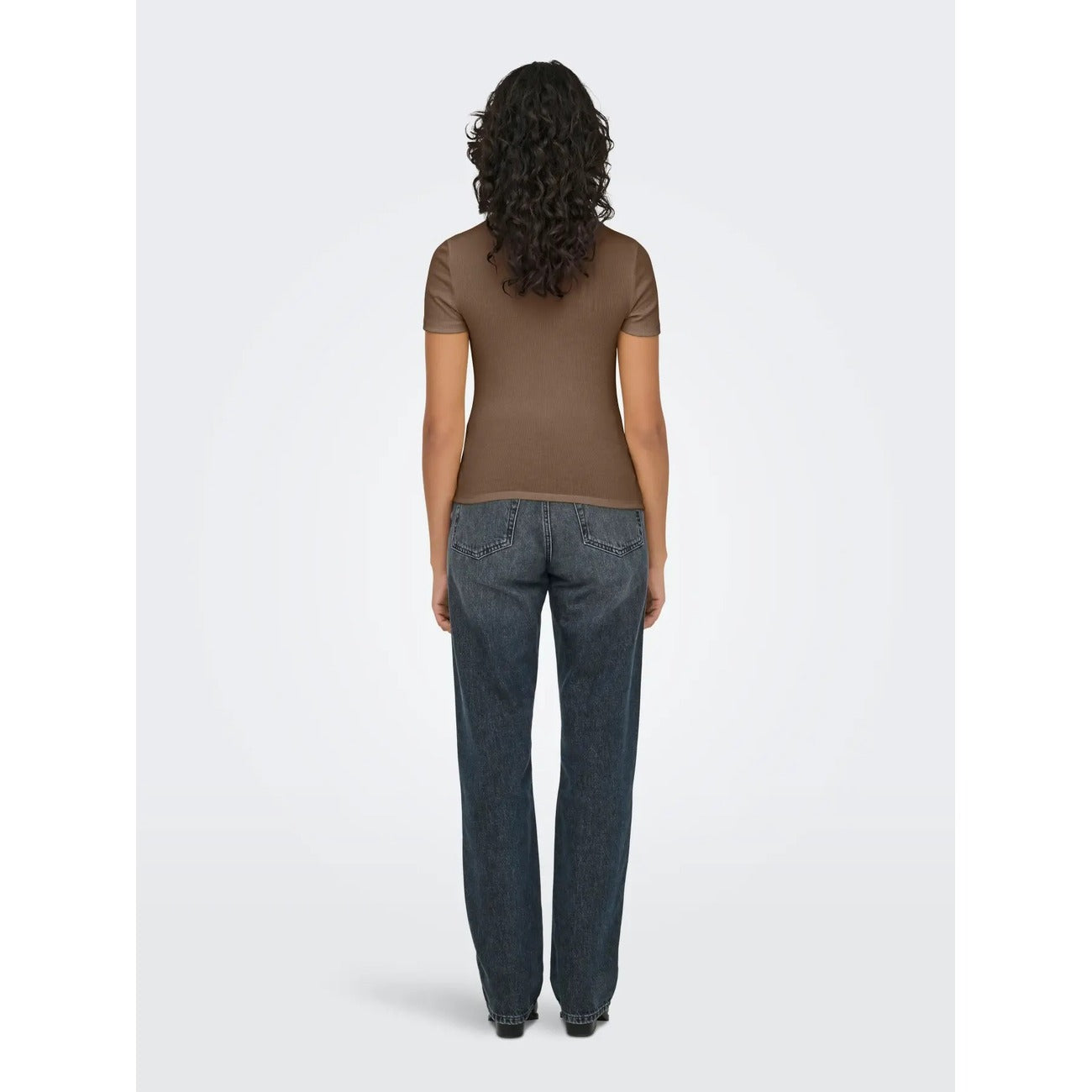T-shirt Donna Only; Maglietta a maniche corte aderente tight fit in misto viscosa e poliestere stretch. Scollo paricollo tondo, stile casual-luxury essenziale per la primavera e l'estate. Marrone Figura intera posteriore 