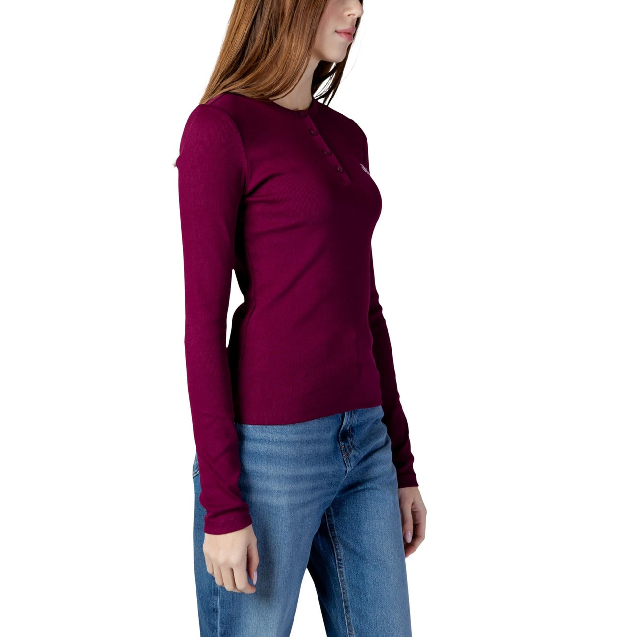 Maglia Manica Lunga CK Jeans; Bordeaux. 95% Cotone, 5% Elastam. Scollo con bottoni, vestibilità stretch, logo ricamato. Stile casual raffinato ideale per il layering. Laterale 