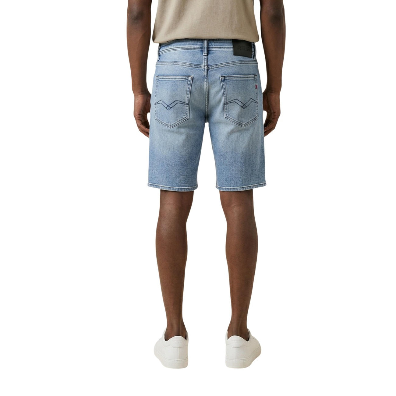 Replay Bermuda M1072D; denim stretch, taglio dritto, lunghezza sopra il ginocchio, 5 tasche. Lo short versatile per la tua estate. Vista posteriore 