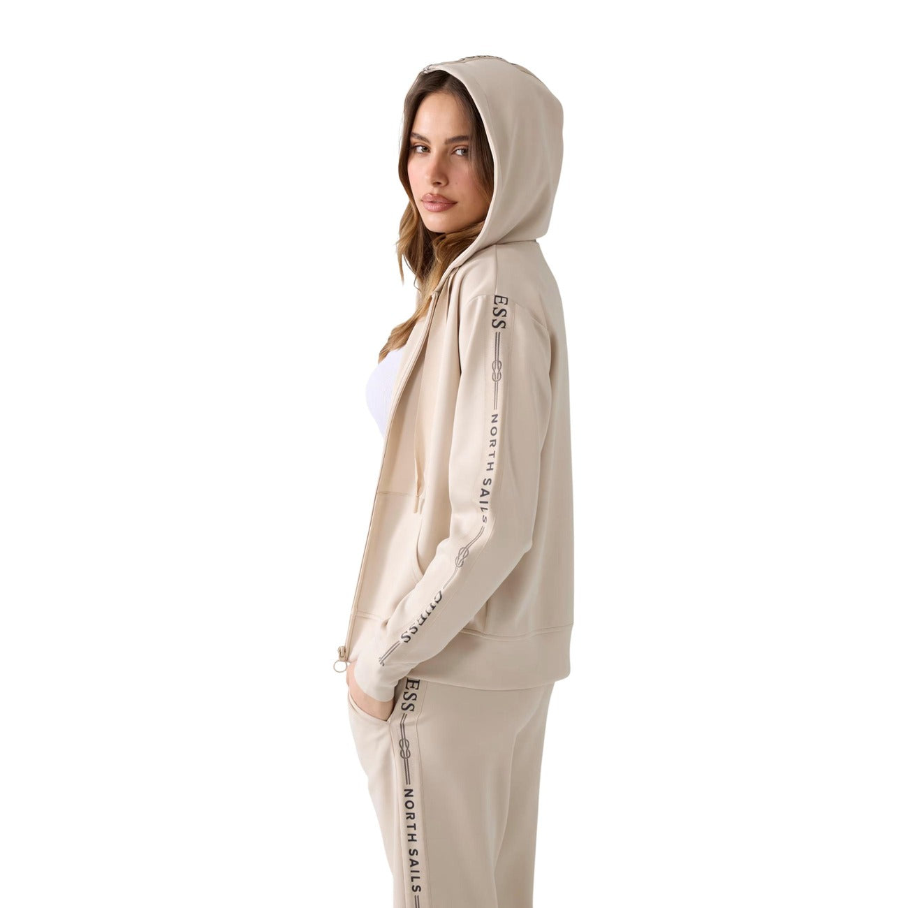 Felpa Guess donna beige con zip W6GQ03 K2656. Felpa aperta con cappuccio in modal e tessuto stretch, cerniera frontale, tasche e dettagli logo sulle maniche, abbigliamento sportivo mezza stagione.