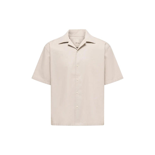 Only & Sons Onsreid Resort Shirt; cotone stretch, maniche corte, colletto classico, bottoni a contrasto. La camicia essenziale per il tuo stile estivo. Colore beige vista frontale stesa 