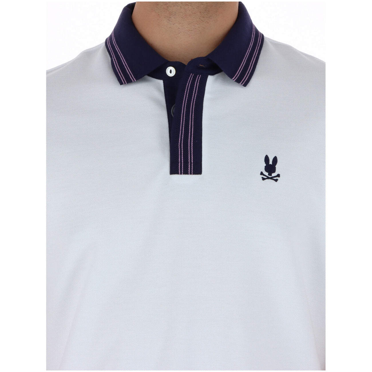 Polo Psycho Bunny Bianca; 100% Cotone Pima. Logo ricamato, bordature a contrasto, vestibilità classica con orlo a coda di tennis. Tessuto ultra-morbido e traspirante, ideale per la stagione Primavera/Estate. Dettaglio colletto