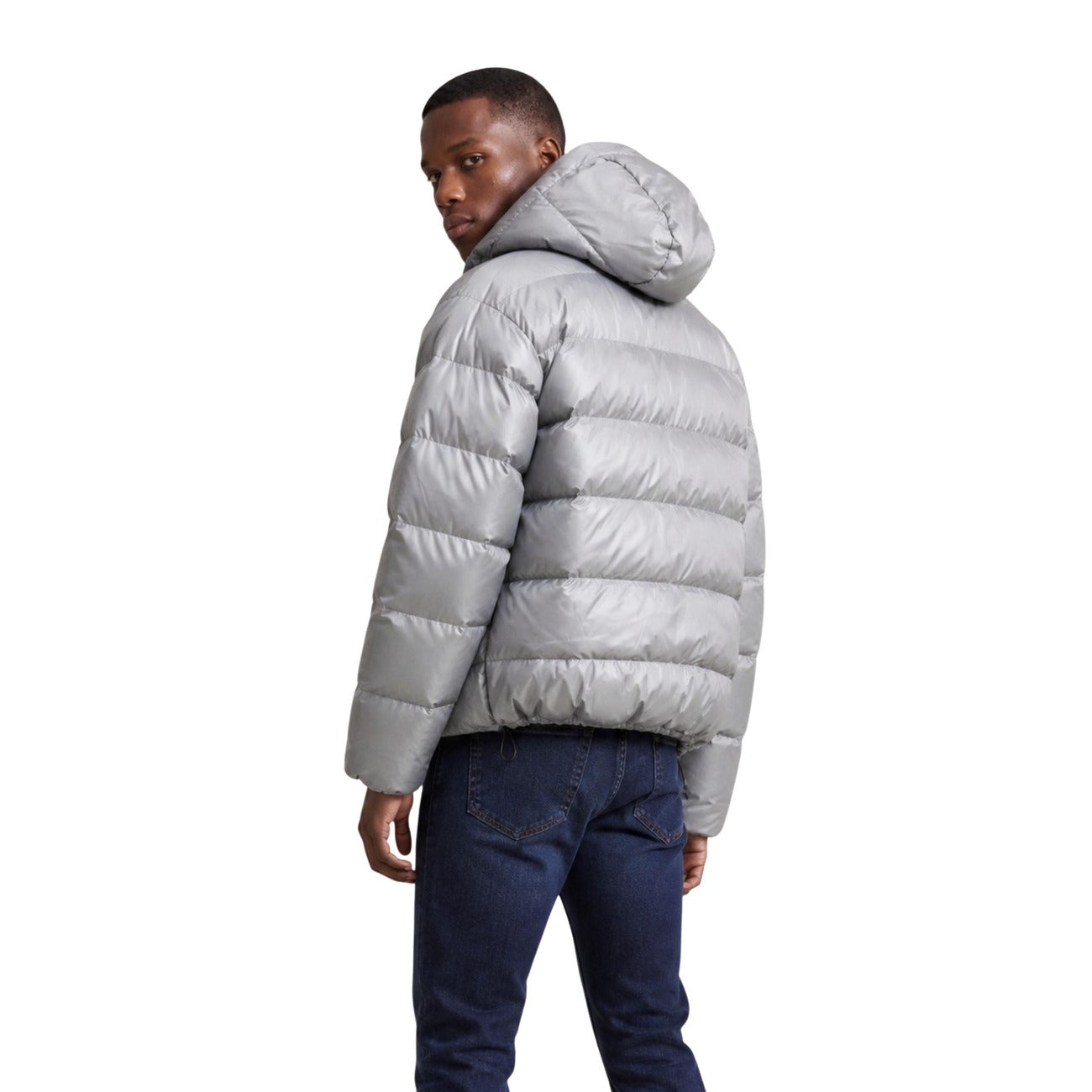 Piumino uomo New Balance grigio MJ62G17OYST. Giacca invernale pesante da uomo grigia con trapuntatura orizzontale, cappuccio, zip integrale, tasche con cerniera e logo ricamato, giubbotto casual sportivo da mezza stagione e freddo.