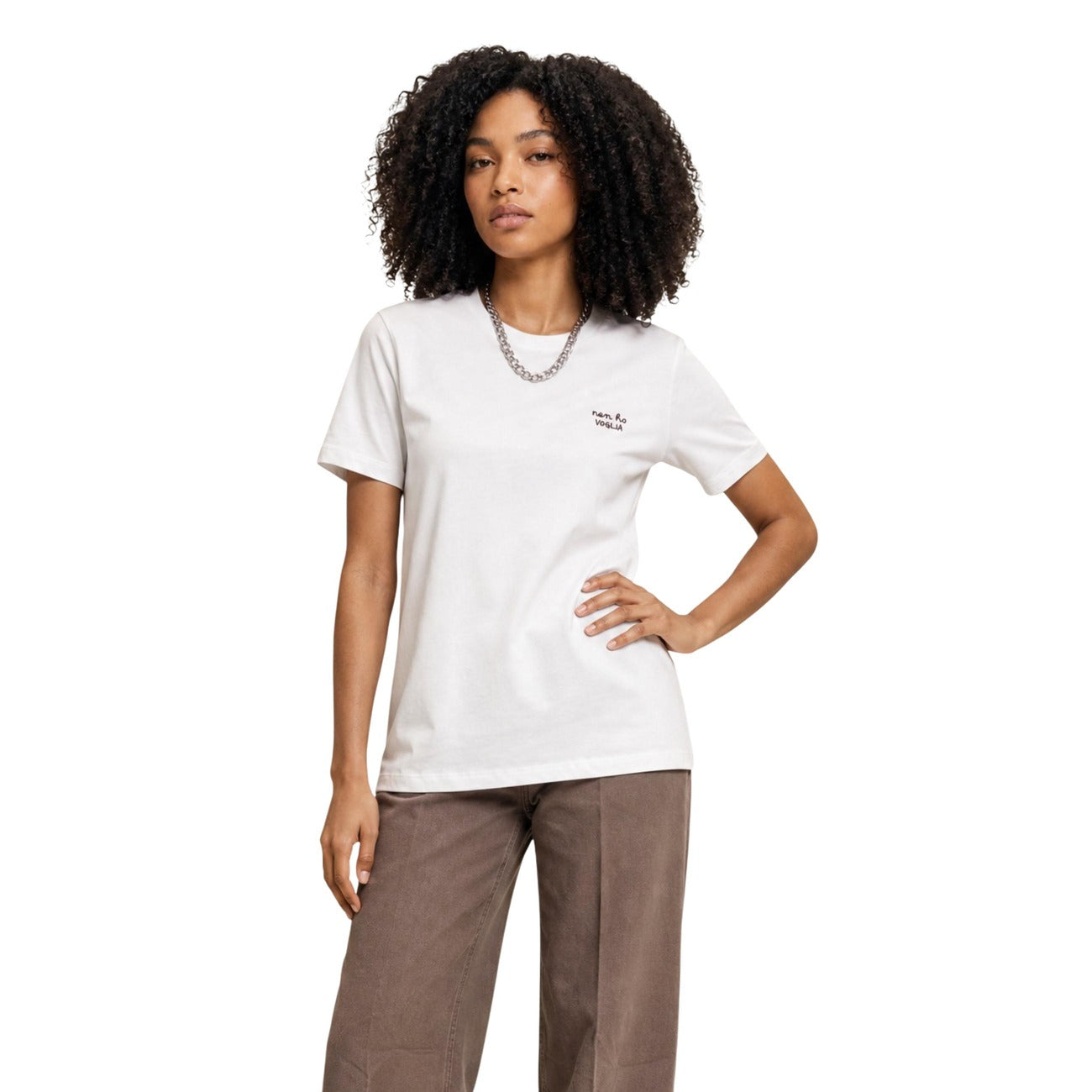 T-shirt Only donna bianca con scritta modello 15373449. Maglietta a maniche corte in cotone leggero con ricamo ironico non ho voglia lato cuore stile casual ed essenziale.