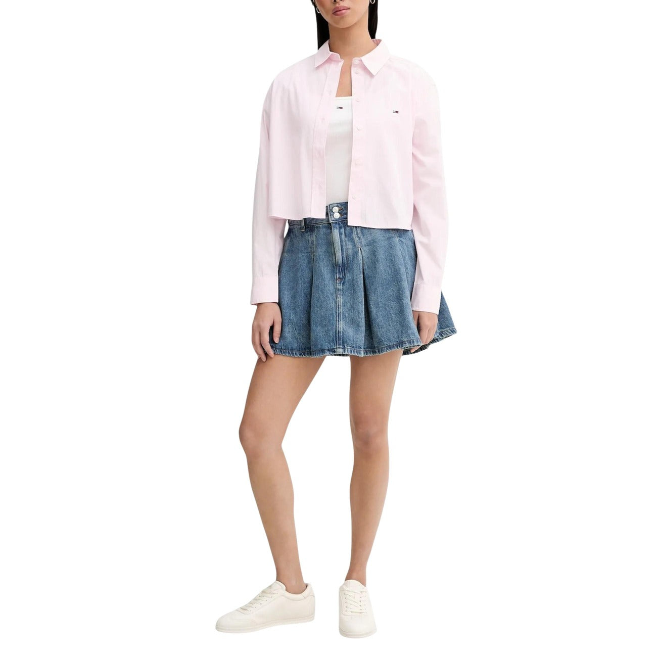 T-shirt Tommy Hilfiger Square Neck; Bianco Ottico. 58% Cotone Rigenerato, 38% Poliestere Riciclato, 4% Elastam. Scollatura squadrata, logo ricamato, vestibilità stretch. Stile casual-chic per tutte le stagioni. Figura intera 