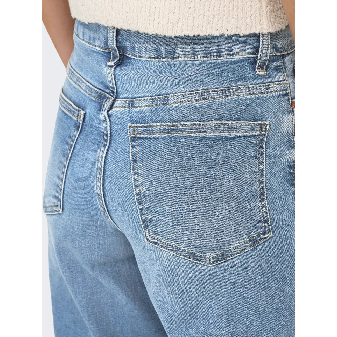 Jeans Donna Blu Chiaro Only; Modello wide fit a gamba larga e vita alta in cotone stretch sostenibile. Cinque tasche, lavaggio leggero slavato brillante stile casual. Posteriore 