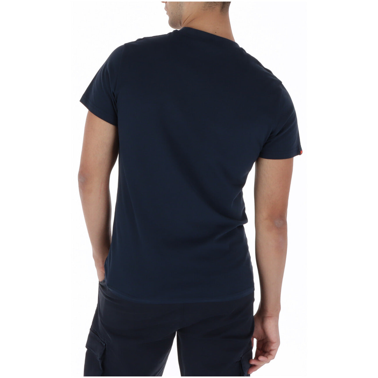 T-shirt Superdry Essential; Slim Fit. Girocollo a costine, logo ricamato, taglio aderente. Maglia uomo in cotone, versatile e traspirante per la PE26. Colore blu vista posteriore 