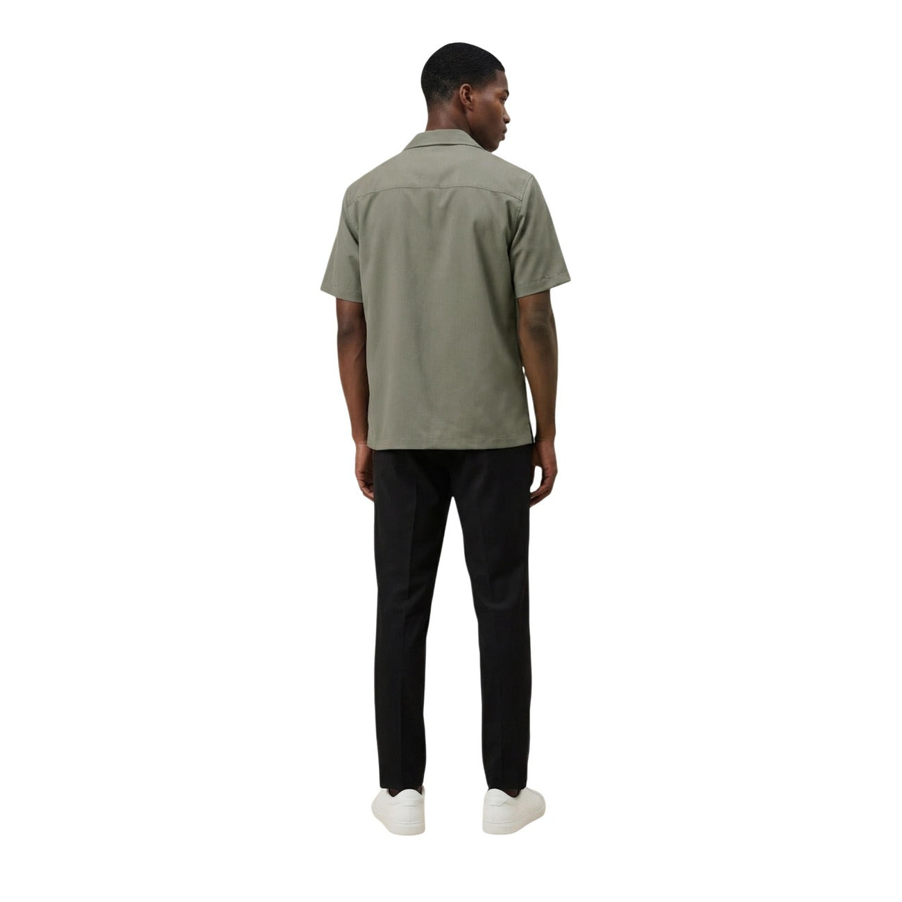 Gianni Lupo Camicia verde maniche corte stretch; composizione in viscosa ed elastam per il massimo comfort, tessuto tecnico resistente alle pieghe e stile contemporaneo per la stagione calda. Vista posteriore figura intera 