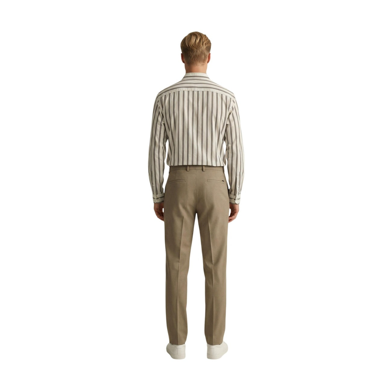 Pantaloni Slim Beige Gianni Lupo; Tessuto Stretch Premium. Piega centrale sartoriale, vestibilità aderente e flessibile. Eleganti, leggeri e resistenti. Il pantalone beige essenziale per la mezza stagione. Figura intera posteriore 
