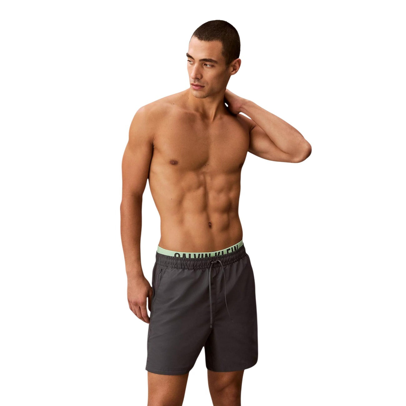 Costume Boxer Uomo Intense Power; Vita Doppia. Tessuto tecnico quick-dry, logo Calvin Klein in grassetto sulla fascia elastica. Taglio corto, vestibilità atletica e moderna. Colore grigio 