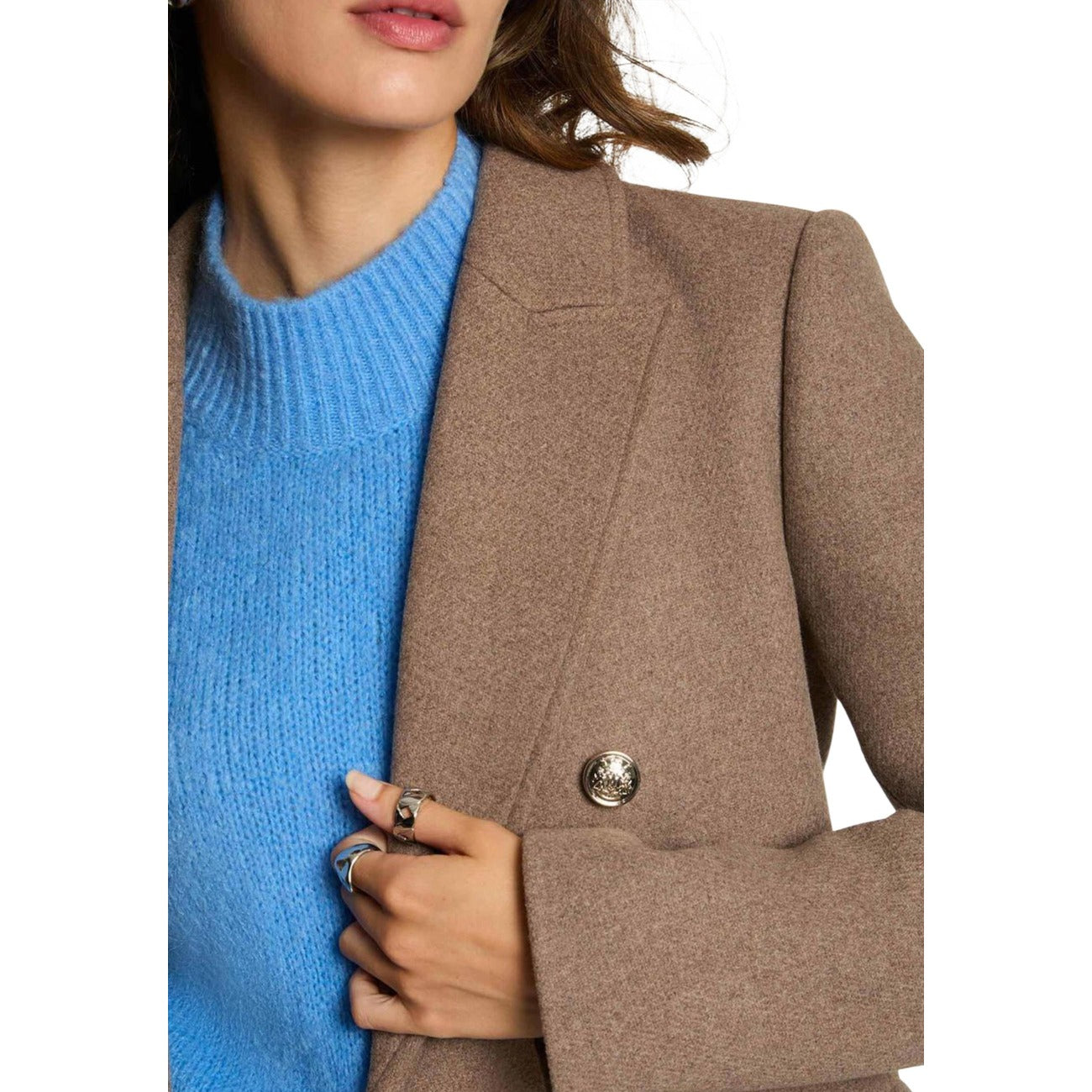 Cappotto Morgan De Toi donna Taupe 252-GCHA. Cappotto lungo elegante foderato in misto lana, abbottonatura doppiopetto con bottoni in metallo, collo a rever ampio e vestibilità dritto-regolare per l'inverno.