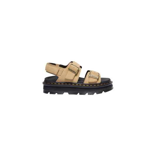 Dr. Martens Sandalo Zebzag; Beige Savannah Tan. 100% Pelle scamosciata EH Suede. Suola ammortizzata EVA/PVC, calzata regolabile con fibbie e cinturino, cuciture gialle a contrasto. Vista laterale 