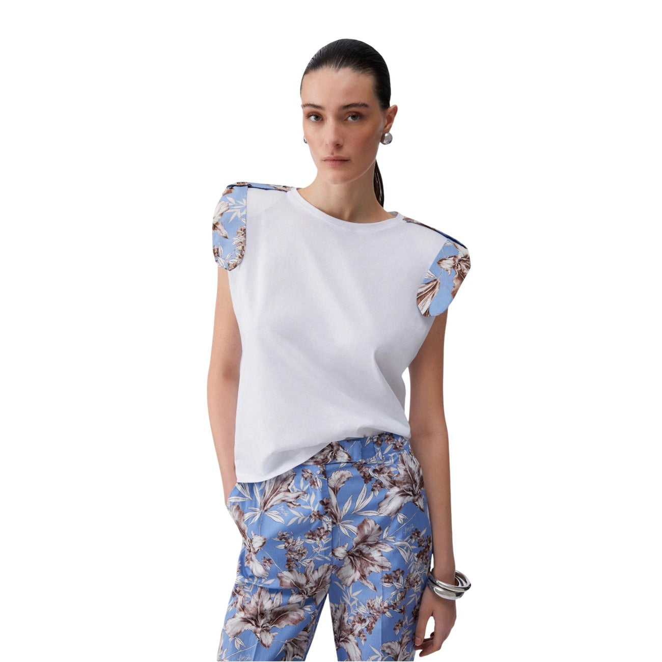 Liu-Jo T-shirt 3.0 MODA; 100% cotone, applicazioni floreali su spalle, manica strutturata. La t-shirt bianca evoluta dal tocco romantico e contemporaneo. Vista frontale 