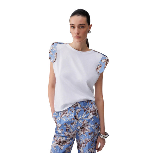 Liu-Jo T-shirt 3.0 MODA; 100% cotone, applicazioni floreali su spalle, manica strutturata. La t-shirt bianca evoluta dal tocco romantico e contemporaneo. Vista frontale 