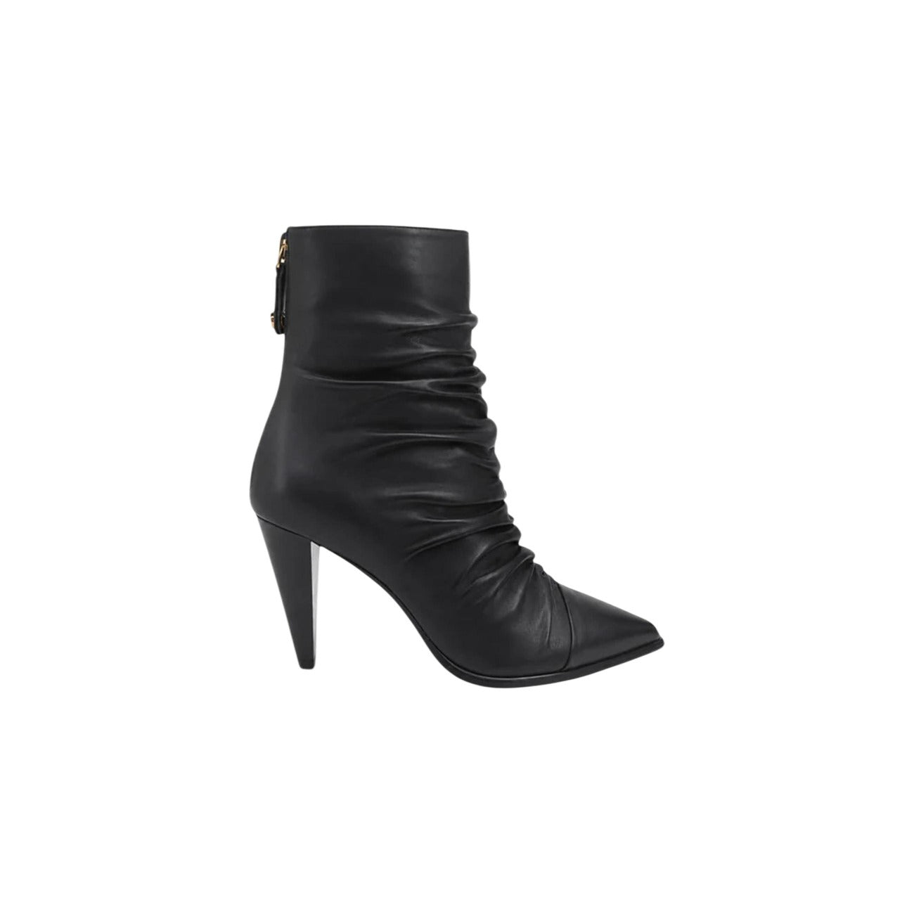 Stivaletti Pinko VANE 02 neri da donna SD0587P003. Ankle boots eleganti neri a punta con effetto arricciato, tacco alto 9 cm a rocchetto e cerniera zip dorata sul retro con tirante logo, scarpe da sera e mezza stagione.