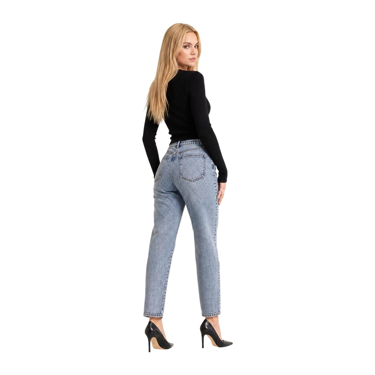 Maglia Coste Nera Donna Guess Ellie Sweater; Tessuto 71% viscosa e 29% poliammide a maniche lunghe con profondo scollo a V. Bottoni metallici ai polsini, stile casual-chic da mezza stagione. Vista posteriore intera 