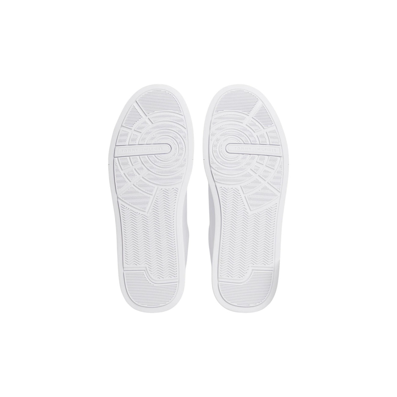 Sneakers Bianche Tommy Hilfiger; 80% Pelle. Suola 3 cm, logo laterale, design minimal. Eleganti, robuste e ideali per l'uso quotidiano. Vista suola 