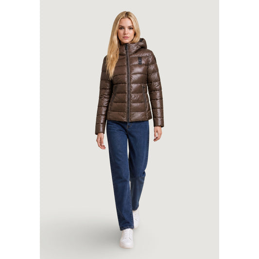 Piumino donna Blauer marrone Caroll 26WBLDC02070. Giubbotto corto da donna marrone trapuntato e sfiancato con cappuccio regolabile, zip a doppio cursore e logo Blauer sulla manica, giacca invernale calda e casual chic.
