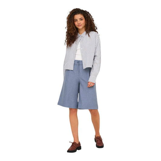 Only Onllinda Long Shorts; Blu Melange. 50% Poliestere Riciclato. Vita alta elastica, taglio lungo ampio, pieghe anteriori. Tessuto leggero e sostenibile, stile casual-elegante. Figura intera 