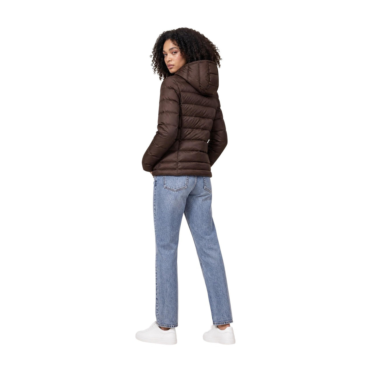 Piumino donna Blauer marrone Charme 26WBLDC03037. Giubbotto corto da donna marrone slim fit trapuntato orizzontale con cappuccio avvolgente, zip doppio cursore e logo Blauer su petto e manica, giacca invernale calda e casual chic.