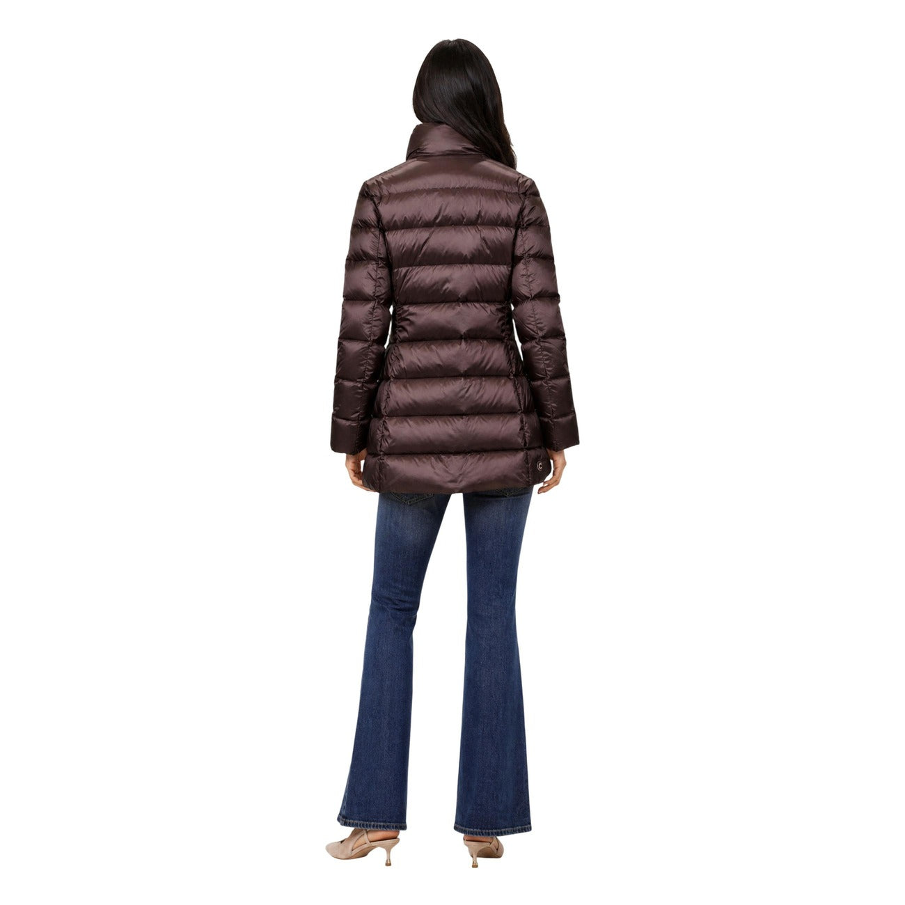 Piumino Colmar donna marrone scuro sciancrato. Giaccone invernale svasato idrorepellente con collo alto, imbottitura in piuma d'oca naturale certificata RDS, tessuto riciclato e patch logo Colmar Originals.