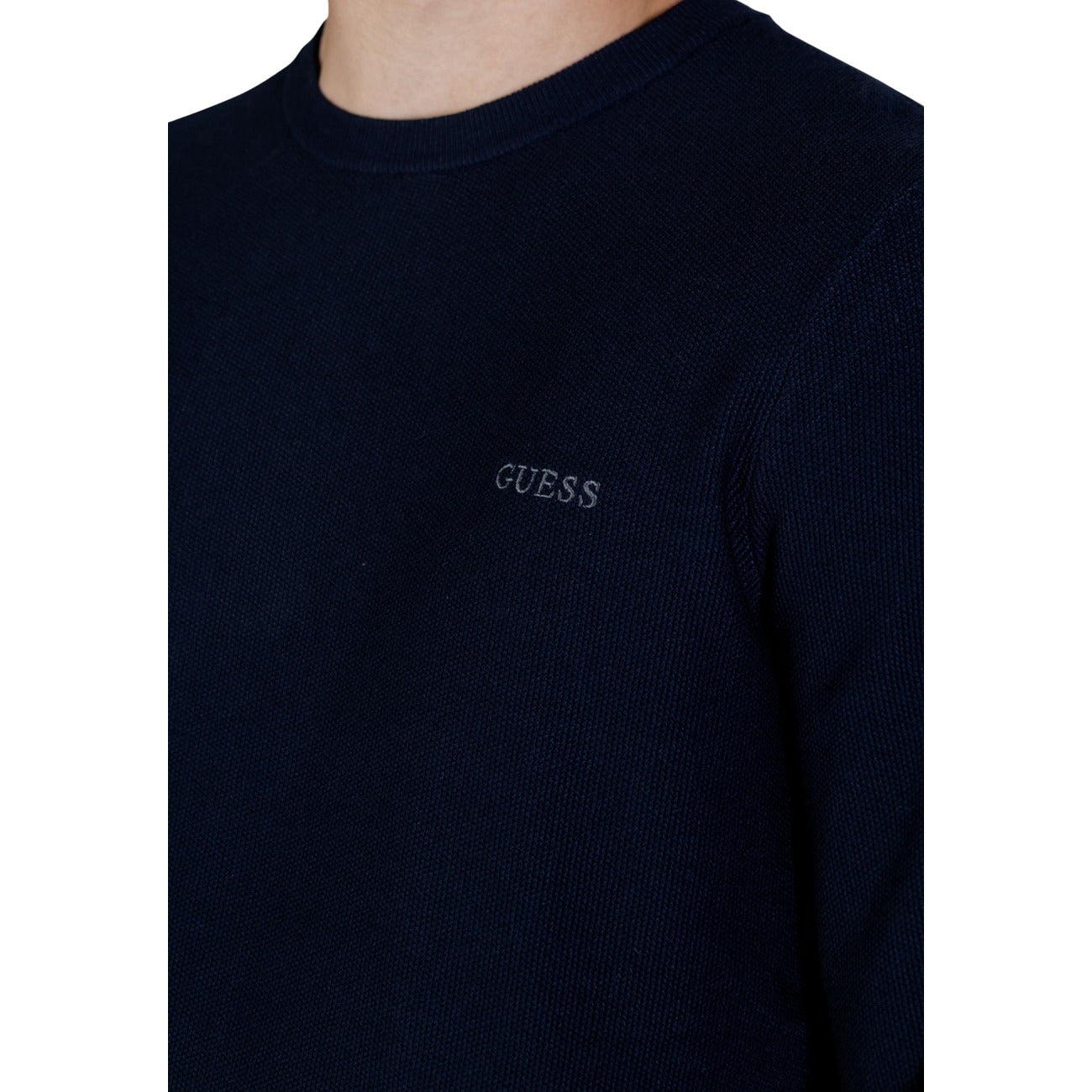 Maglia Guess Karim; Blu. 70% Lyocell, 30% Poliestere. Lavorazione piqué, girocollo, logo ricamato. Tessuto morbido e traspirante, stile casual elegante. Dettaglio logo 