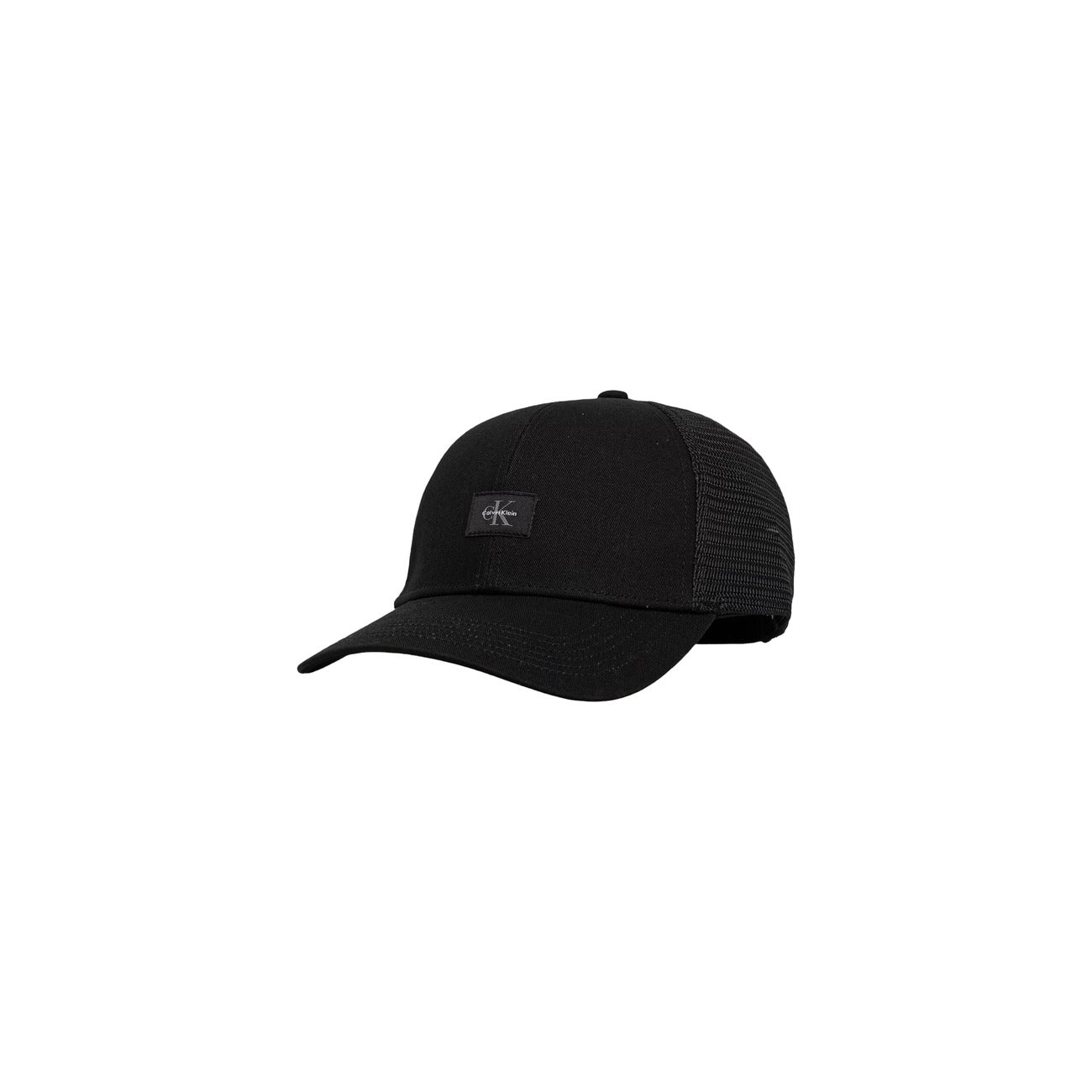 Cappello Trucker Calvin Klein; Nero. Frontale 100% cotone con patch logo, retro in rete, chiusura regolabile con fibbia in metallo. Lo stile minimalista e sportivo per i tuoi look quotidiani. Vista frontale 
