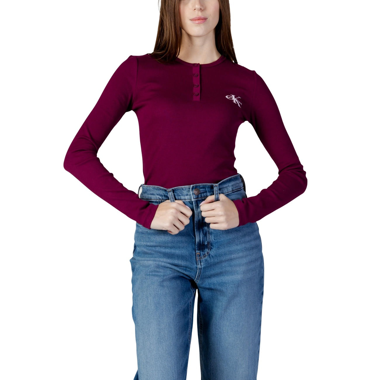 Maglia Manica Lunga CK Jeans; Bordeaux. 95% Cotone, 5% Elastam. Scollo con bottoni, vestibilità stretch, logo ricamato. Stile casual raffinato ideale per il layering. Vista frontale 