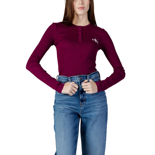 Maglia Manica Lunga CK Jeans; Bordeaux. 95% Cotone, 5% Elastam. Scollo con bottoni, vestibilità stretch, logo ricamato. Stile casual raffinato ideale per il layering. Vista frontale 