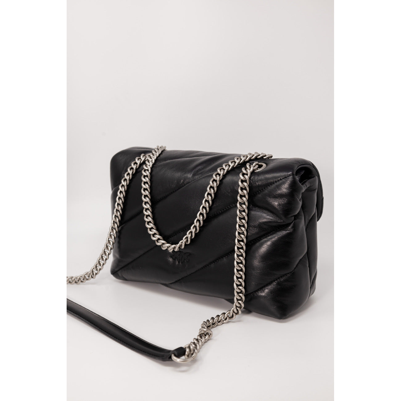 Borsa Pinko Love Bag Puff; 100% Pelle (nappa). Maxi trapuntatura, fibbia Love Birds Diamond Cut, tracolla catena e pelle. Interno con scomparti. Design iconico nero, stile intramontabile. Vista posteriore 