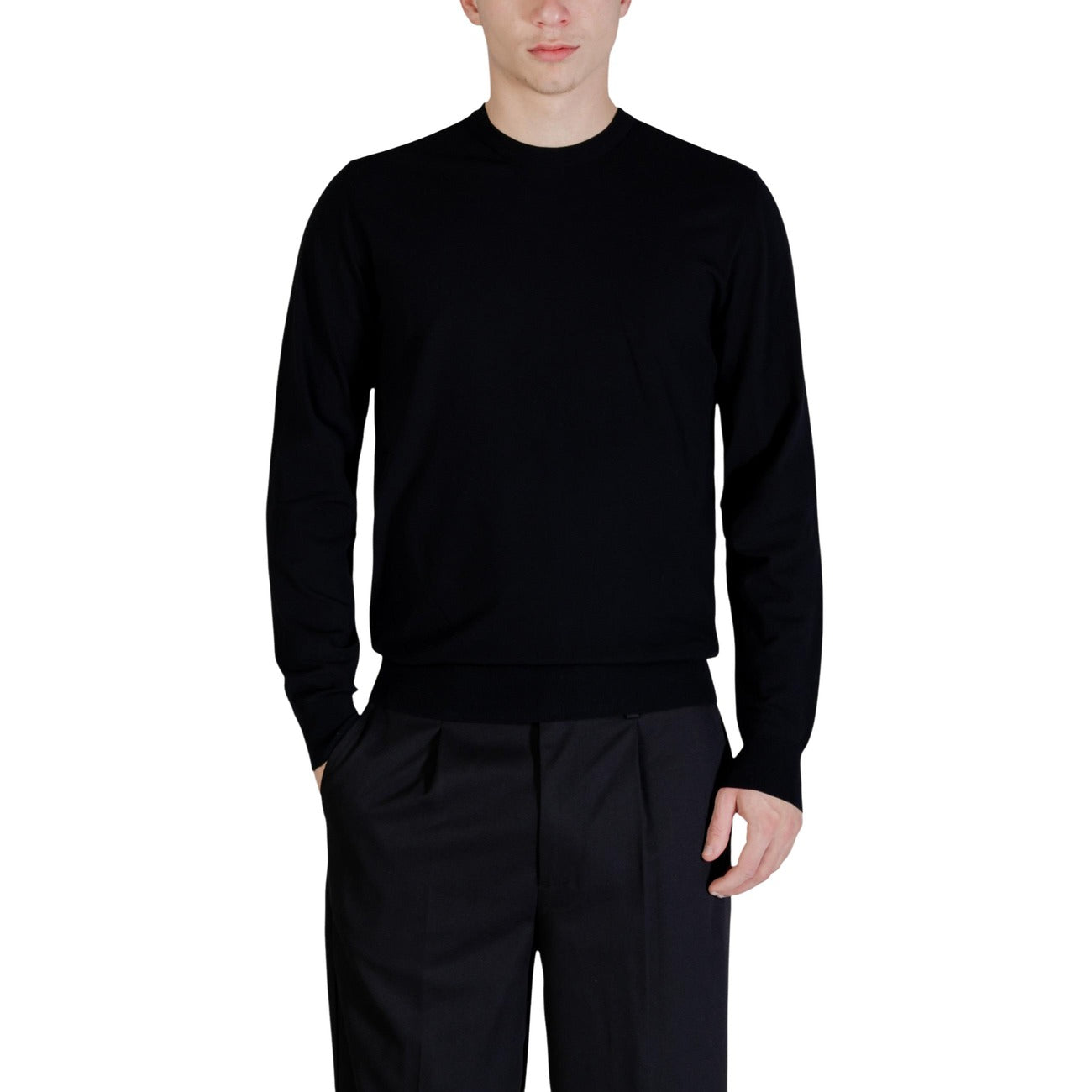 Maglia Guess Kadir Tech; Nero. 80% Viscosa, 20% Poliestere. Girocollo, maniche lunghe, tessuto tecnico morbido. Ideale per la mezza stagione, stile casual-chic. Vista frontale 