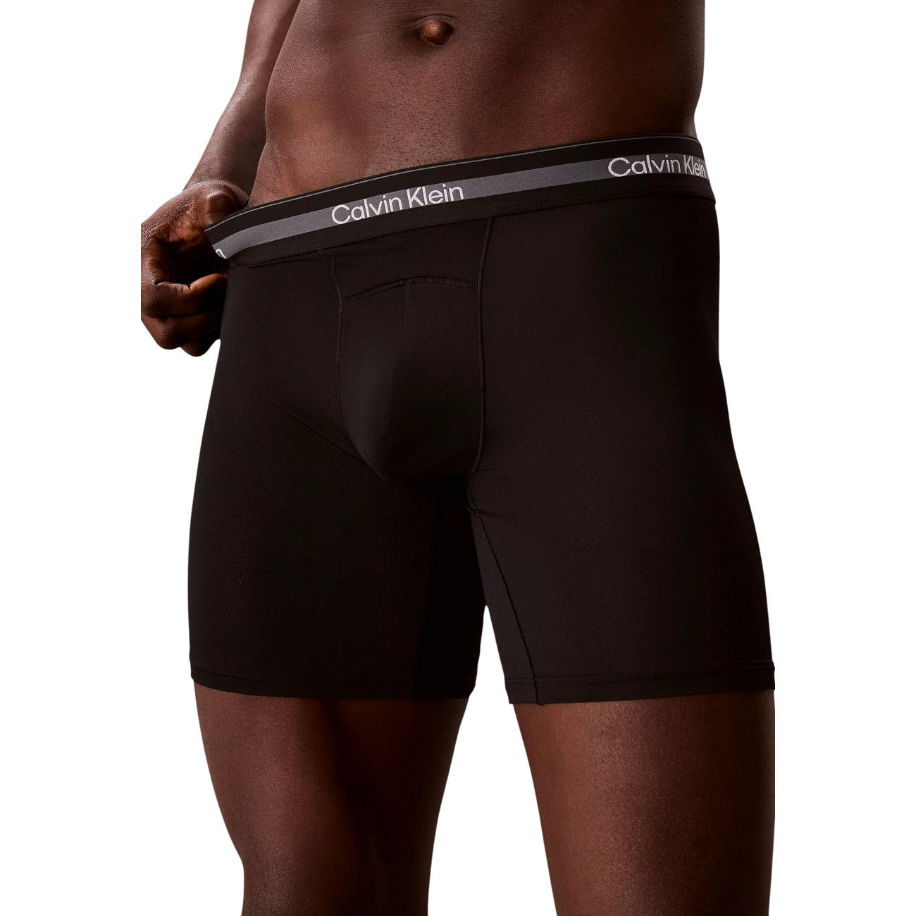 Boxer Lunghi Uomo Neri Calvin Klein 3-Pack; Confezione tripla di boxer brief long in poliestere riciclato e lycra. Vita regolare con fascia elastica logata, stile activewear e casual-luxury 4 stagioni. Frontale 