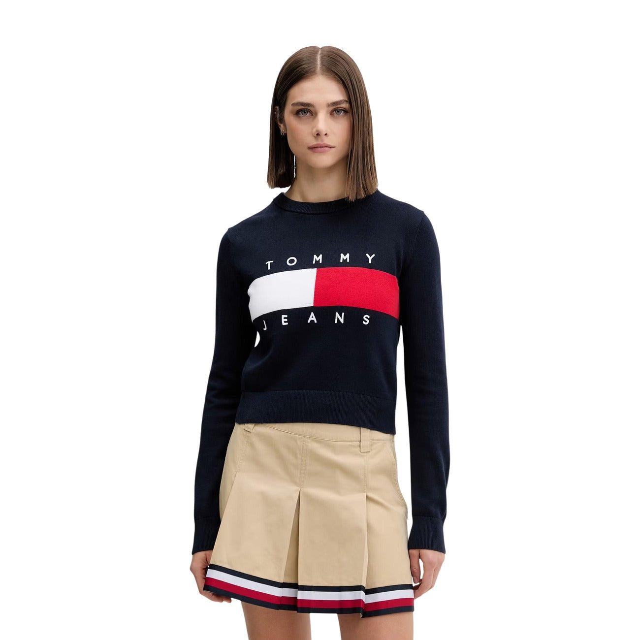 Maglia Tommy Jeans donna blu DW0DW22930. Pullover girocollo in 100% cotone biologico con logo flag oversize intarsiato sul petto, vestibilità regular e spalle calate, abbigliamento donna autunno inverno.