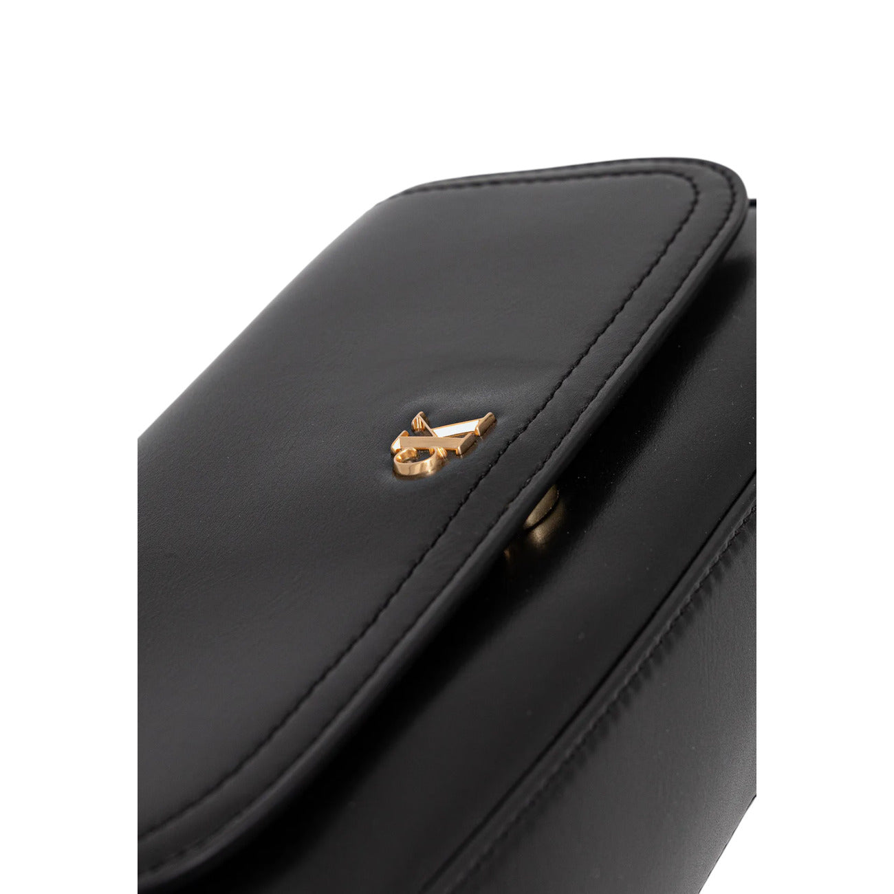 Borsa Piccola Convertibile Calvin Klein; Nero. 51% Poliestere riciclato, chiusura zippata, tracolla regolabile e catena dorata. Dimensioni sottili e slanciate (24x12 cm), stile casual-luxury 4 stagioni. Vista dall’alto 