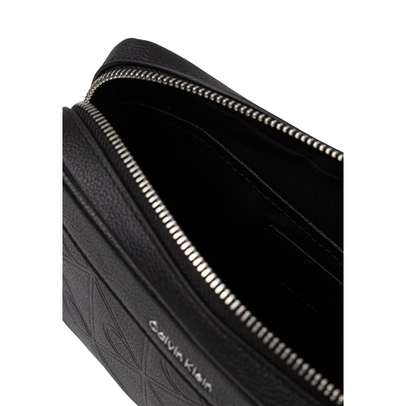 Pochette Uomo Calvin Klein XL Embossed; Nero. 100% Vera pelle con loghi incisi, chiusura zippata, tracolla e laccetto da polso removibili. Dimensioni generose (16x22 cm), stile casual-luxury 4 stagioni. Vista aperta 