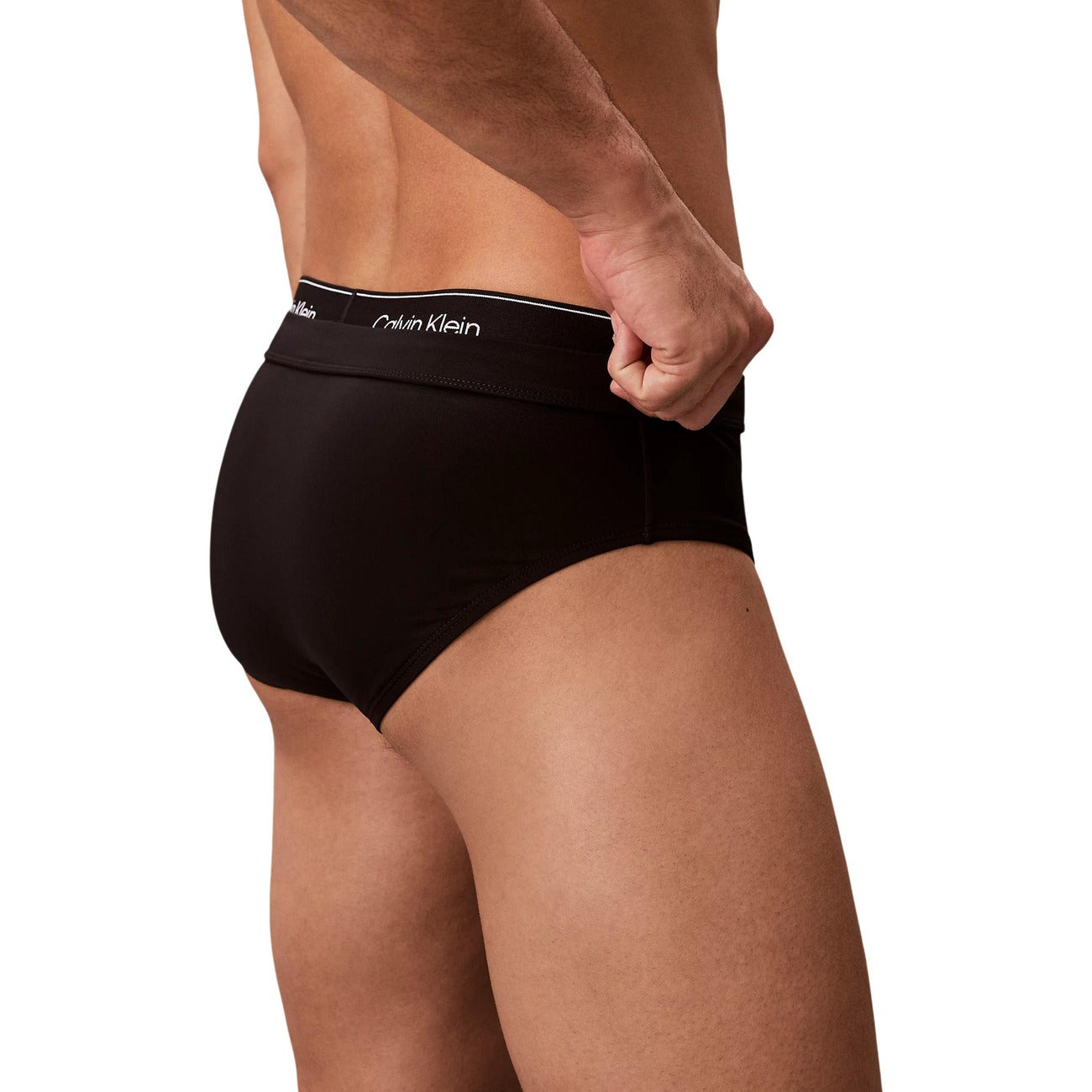 Slip Mare Calvin Klein; Nero. 83% Polipropilene, 17% Elastan. Vita bassa, banda elastica logata, interamente foderato. Tessuto tecnico anti-umidità e ultra-dry. Vista posteriore 