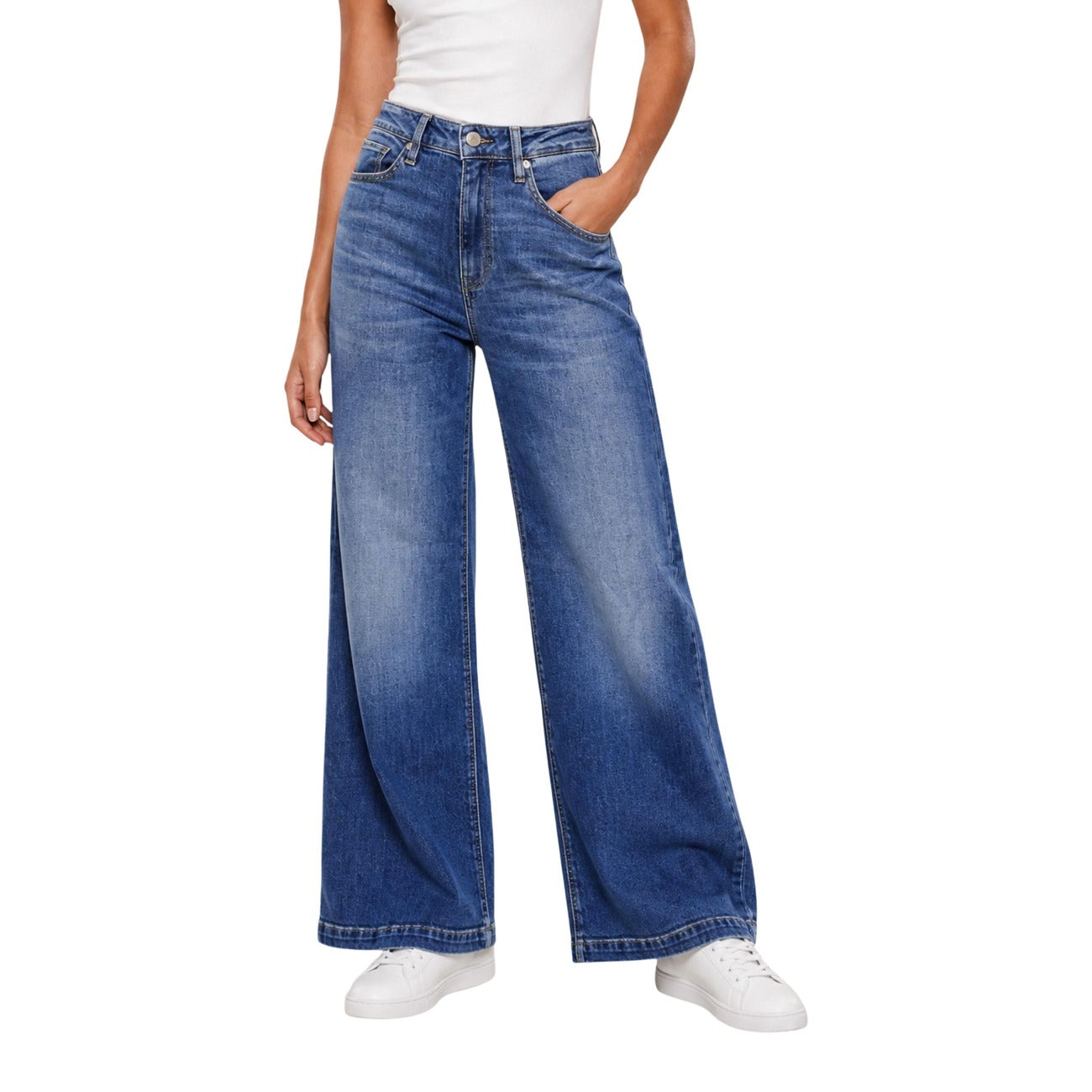 Jeans Guess Bellagio Chain Pocke blu donna W6YAJG D1355. Jeans flare a zampa e bootcut a vita alta da donna in cotone elasticizzato con catena dorata sulle tasche sul retro, pantaloni denim vintage 70s 4 stagioni.