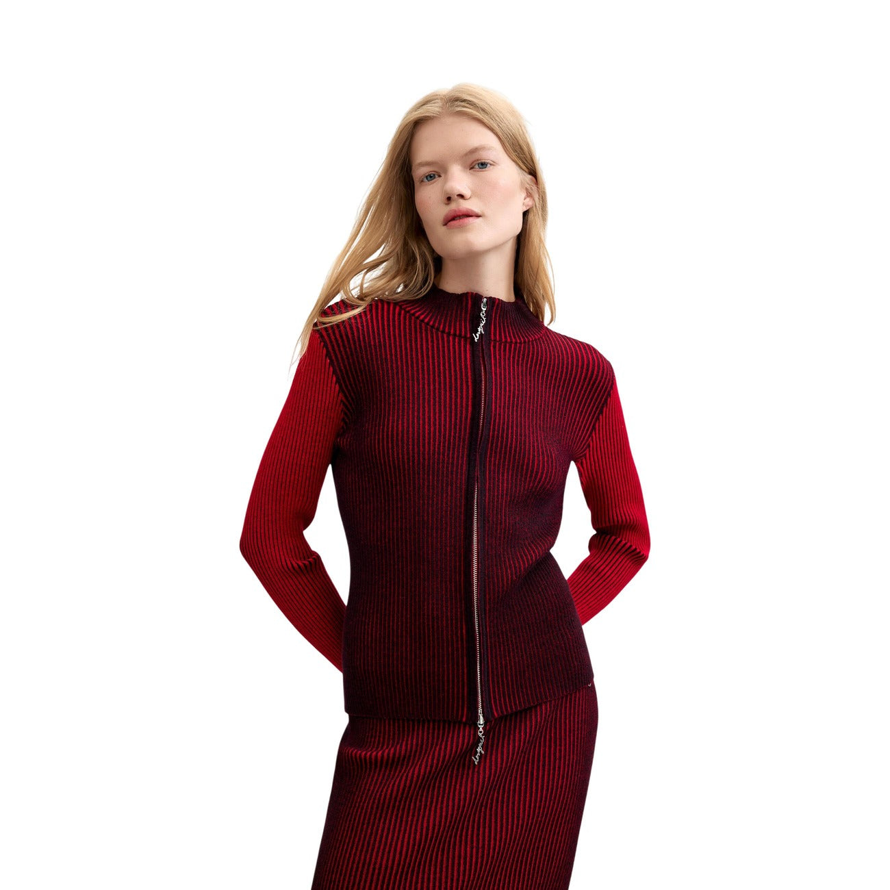 Giacca in maglia Desigual Jers Bloody rossa donna JERS_BLOODY. Maglia slim fit bicolore rossa in viscosa ecologica Lenzing EcoVero con collo alto zippato, zip metallica frontale e tessuto cangiante, abbigliamento donna autunno inverno.