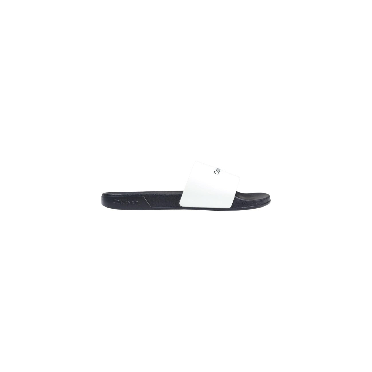 Ciabatte Black & White Calvin Klein; 100% TPU. Fascia con logo a contrasto, suola sagomata ergonomica, leggere e resistenti all'acqua. Il classico contemporaneo per il guardaroba maschile. Vista laterale 