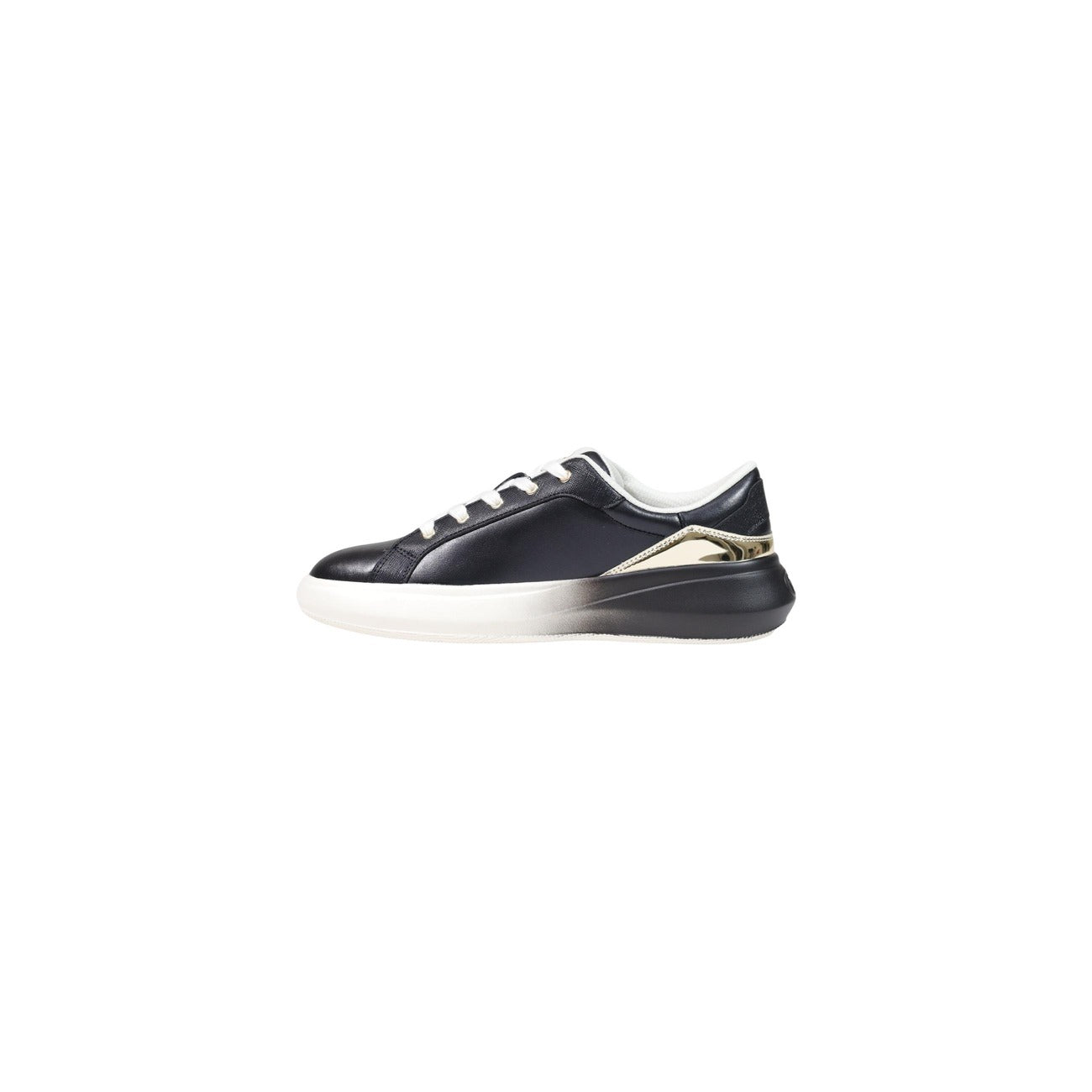 Sneakers Liu Jo Casper 04 nere donna BF6055PX575. Scarpe sportive da donna nere in pelle con logo laterale a contrasto, dettaglio metallizzato sul tallone, suola platform 4 cm e interno traspirante in tessuto, scarpe casual urban chic 4 stagioni.